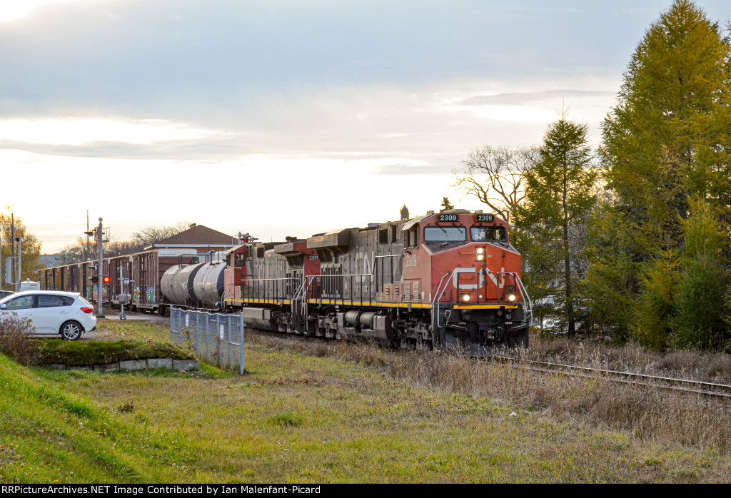 CN 2309 leads 402 at Belzile Street